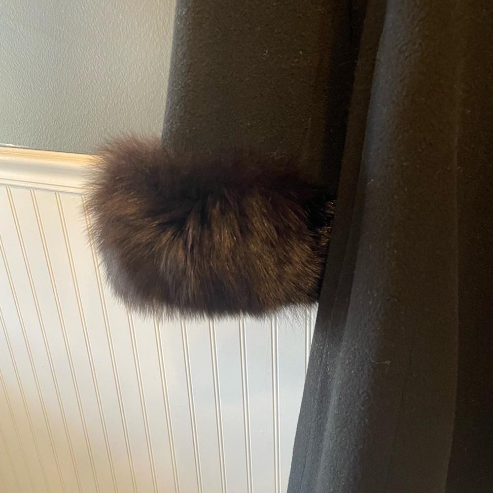 Elegant Black Coat with Faux Fur Trim - Picture 7 of 8